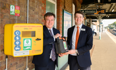 Henry Smith MP welcomes Extension of Life-saving Defibrillator Programme at Three Bridges Station